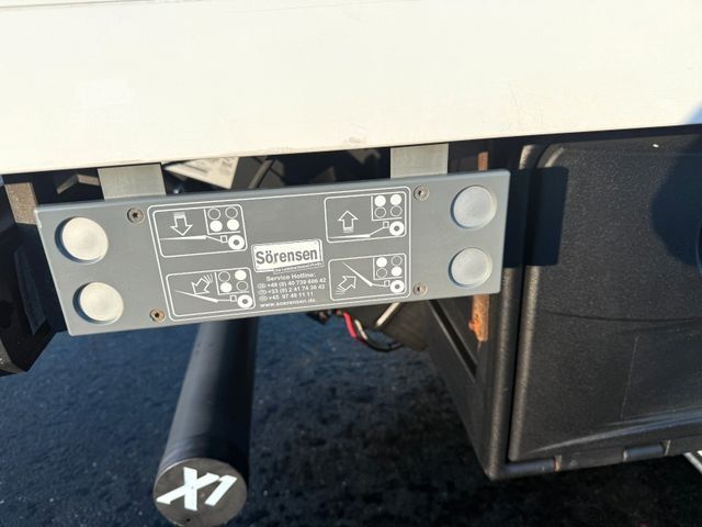 Vrachtwagen met bakwagen MERCEDES-BENZ Atego 821/ isoliert mit Heizfunktion/ 3-Sitzer