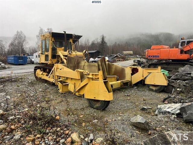 Dozer Caterpillar D5B Dozer w/ Gravel Paver
