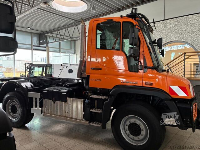 Autocamion cu destinație specială Mercedes-Benz Unimog U 423