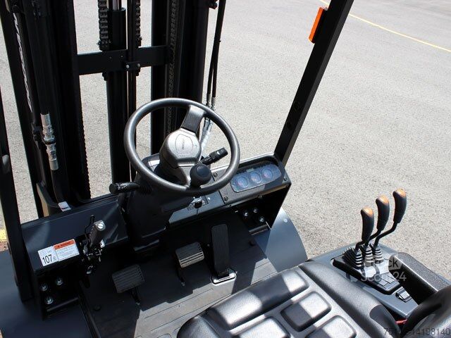 Преден мотокар Doosan 30 NXP Gas mit Schutzdach