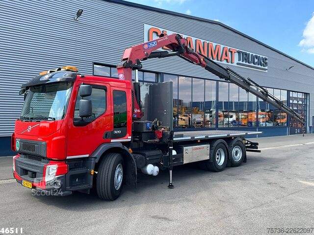 Vrachtwagen met kraan Volvo FE 320 Euro 6 HMF 26 Tonmeter laadkraan