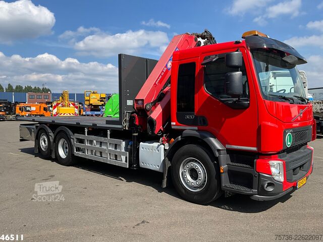 Vrachtwagen met kraan Volvo FE 320 Euro 6 HMF 26 Tonmeter laadkraan