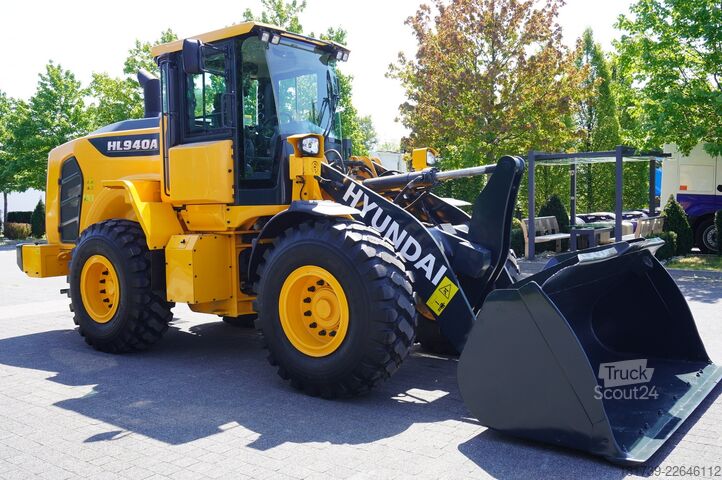 Carregador articulado Hyundai HL940A articulated loader / year 2021 /