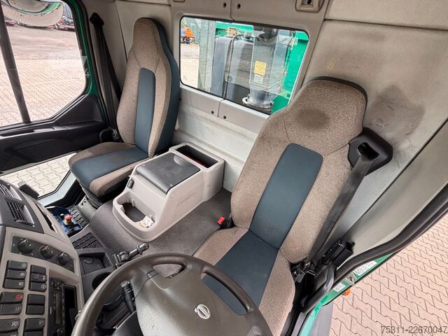 Camião de plataforma VOLVO FL 250 | Fassi F110*Flur&Funk*Navi*Kamera*1.Hand