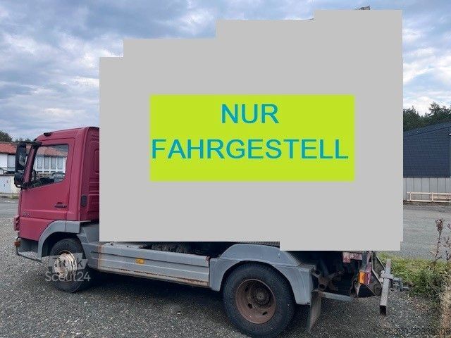 Pakettiauton alusta MERCEDES-BENZ 815 Fahrgestell mit AHK