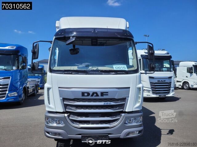 Flaklastbil med kapell DAF XB 260 4X2 FA VDC 16t - Kundenspezifikation Curt