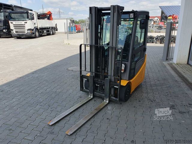 Ön yükleyici forklift JUNGHEINRICH EFG 215 / Triplex: 4.25m! / SS / 4.166h / 2024