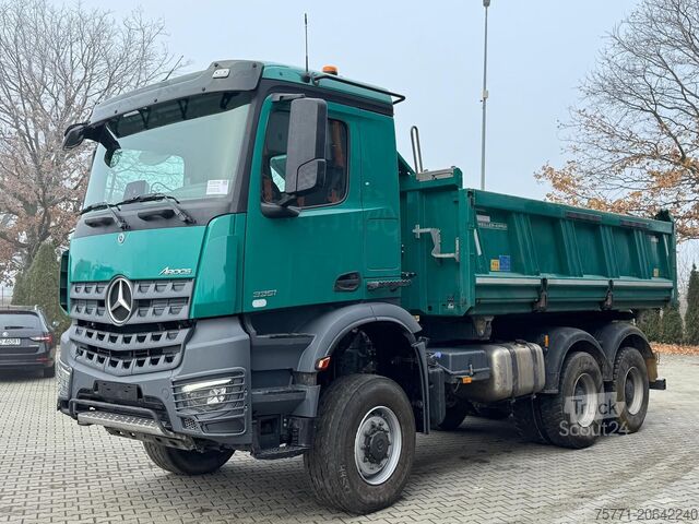 Kamion za otkači Mercedes-Benz AROCS 3351 6x6 WYWROTKA TRÓJSTRONNA Z BORDMATI...