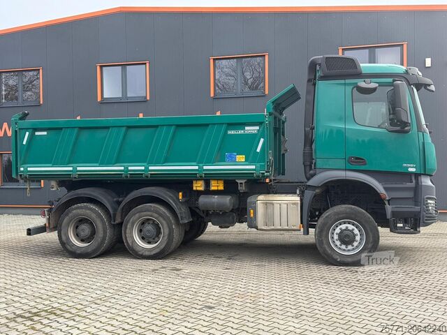 Kamion za otkači Mercedes-Benz AROCS 3351 6x6 WYWROTKA TRÓJSTRONNA Z BORDMATI...