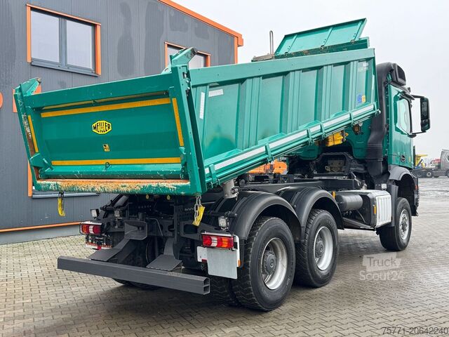 Kamion za otkači Mercedes-Benz AROCS 3351 6x6 WYWROTKA TRÓJSTRONNA Z BORDMATI...