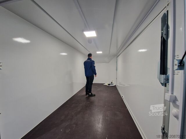 Remorcă de vânzare Blyss Messe Eventtrailer aerodynamische front 2 Klappen Bodentief