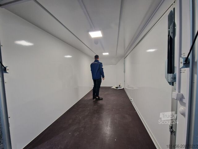 Prodejní príves Blyss Messe Eventtrailer aerodynamische front 2 Klappen Bodentief