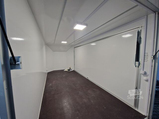 Remorcă de vânzare Blyss Messe Eventtrailer aerodynamische front 2 Klappen Bodentief