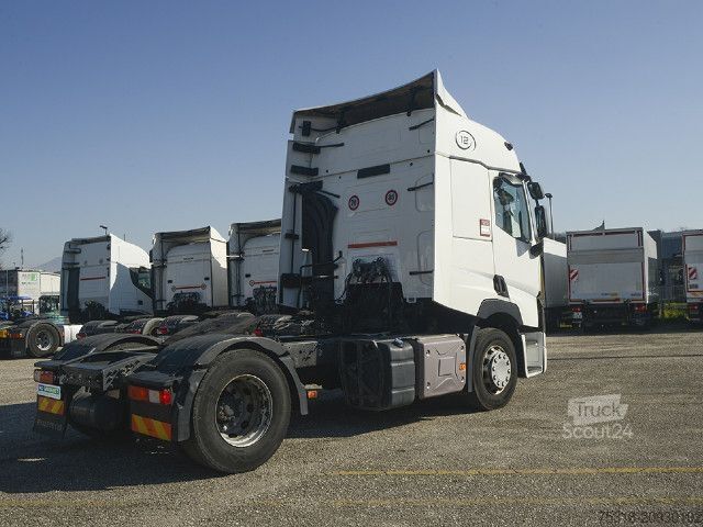 Dobozos furgon Renault TRATTORE STRADALE