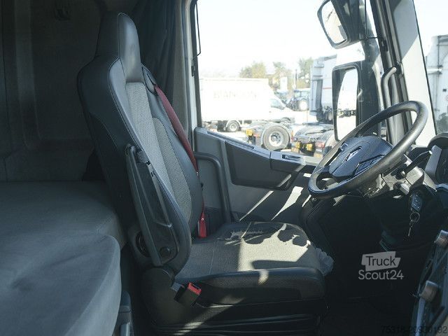 Dobozos furgon Renault TRATTORE STRADALE