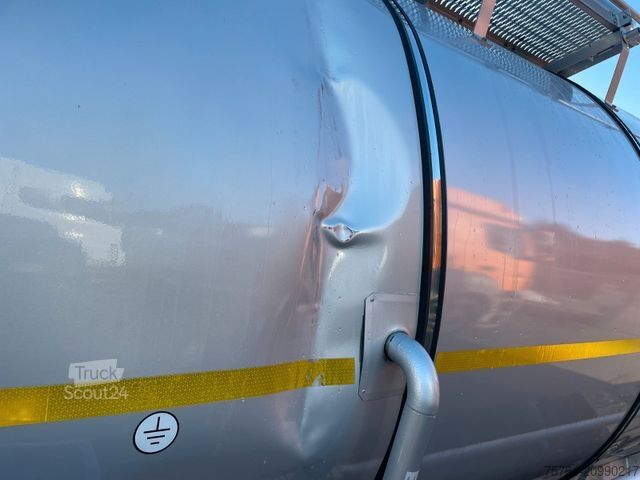 Remorque-citerne semi-remorque KÄSSBOHRER 32m² V2A Bitumentankauflieger /leicht beschädigt