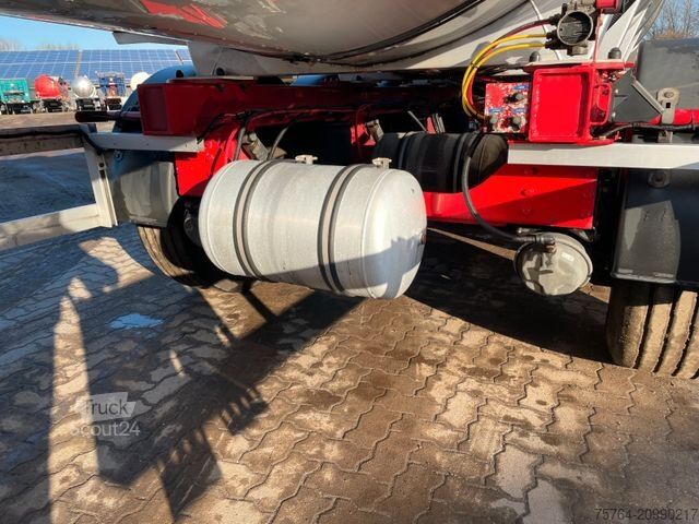 Remorque-citerne semi-remorque KÄSSBOHRER 32m² V2A Bitumentankauflieger /leicht beschädigt