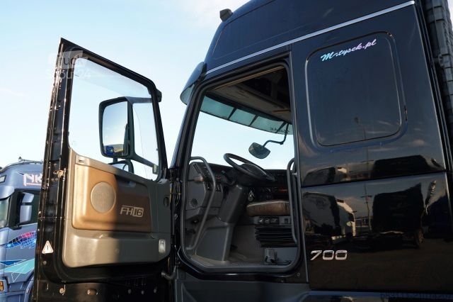 Tracteur routier standard VOLVO FH16 / 700 / 6x4 / HYDRAULIKA / RETARDER / 3 OSI