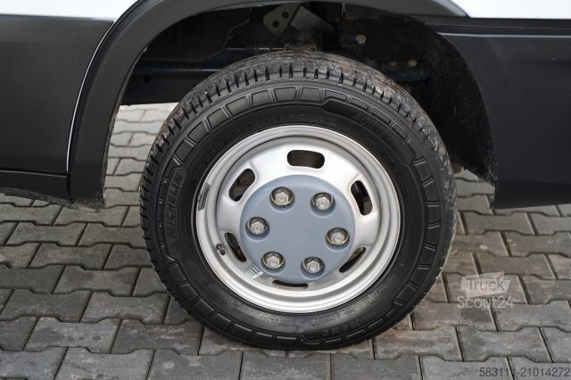 Fourgon isotherme frigorifique IVECO DAILY 35-160 / KONTENER 4,2 M    / WINDA  / BLI?