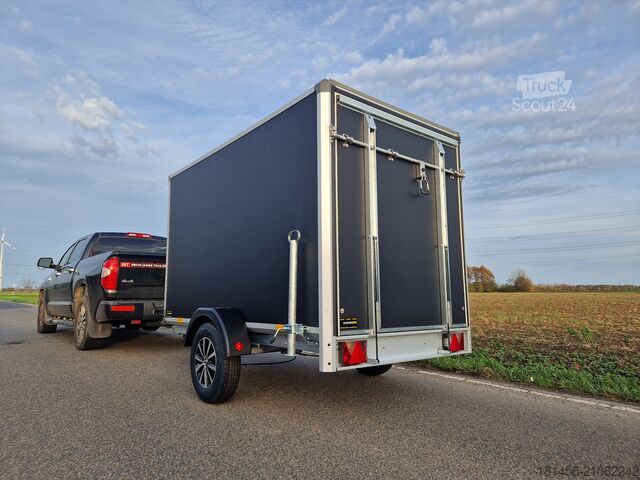 Remorque à caisse Variant schwarzer Kofferanhänger mit Rampe