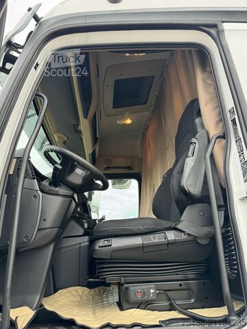 Standardni vlačilec Mercedes-Benz Actros 1851 4X2