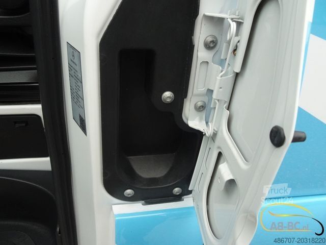 Starppilsētu autobuss MERCEDES-BENZ eSprinter 14 Sitze Electric Range: 300 km