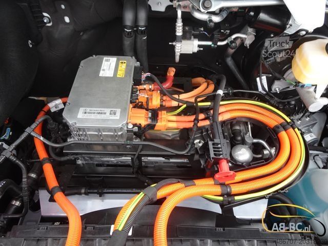 Tūrisma autobuss MERCEDES-BENZ eSprinter 17 Sitze Electric Range: 465 km