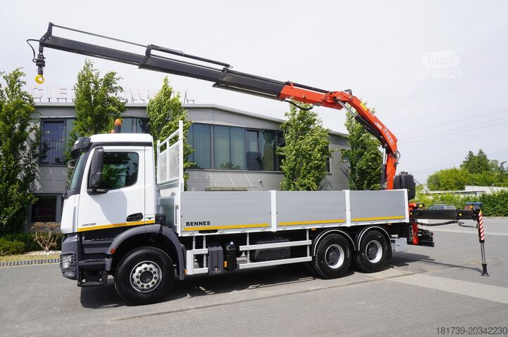Platus kraštas su HDS Mercedes-Benz Arocs 2633 flatbed truck / Crane FASSI