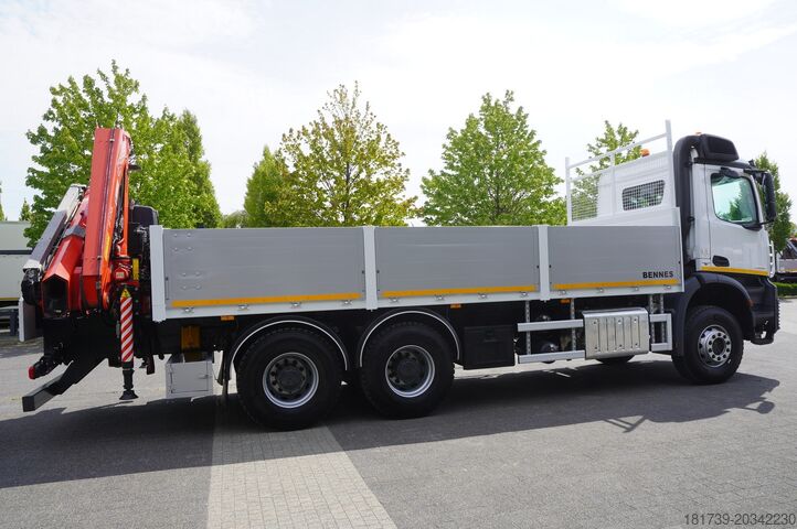 Platus kraštas su HDS Mercedes-Benz Arocs 2633 flatbed truck / Crane FASSI