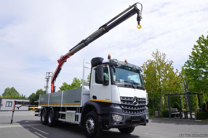 Platus kraštas su HDS Mercedes-Benz Arocs 2633 flatbed truck / Crane FASSI