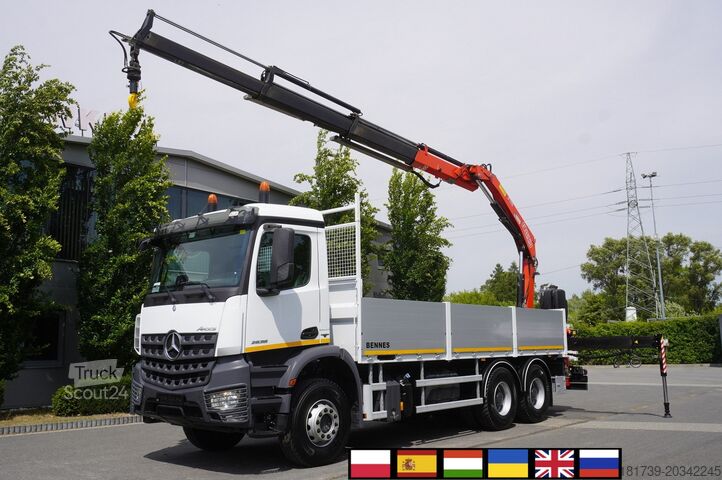 Platus kraštas su HDS Mercedes-Benz Arocs 2633 flatbed truck / Crane FASSI