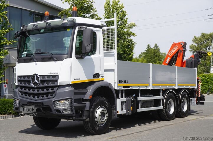 Platus kraštas su HDS Mercedes-Benz Arocs 2633 flatbed truck / Crane FASSI