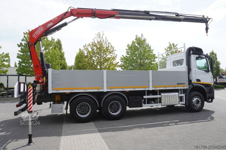 Platus kraštas su HDS Mercedes-Benz Arocs 2633 flatbed truck / Crane FASSI