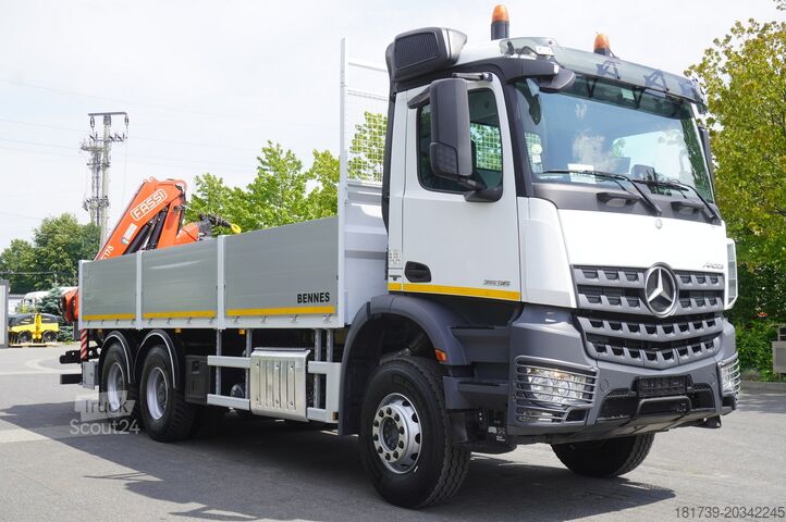 Platus kraštas su HDS Mercedes-Benz Arocs 2633 flatbed truck / Crane FASSI