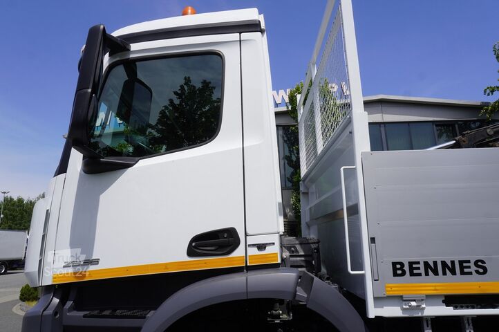 Platus kraštas su HDS Mercedes-Benz Arocs 2633 flatbed truck / Crane FASSI
