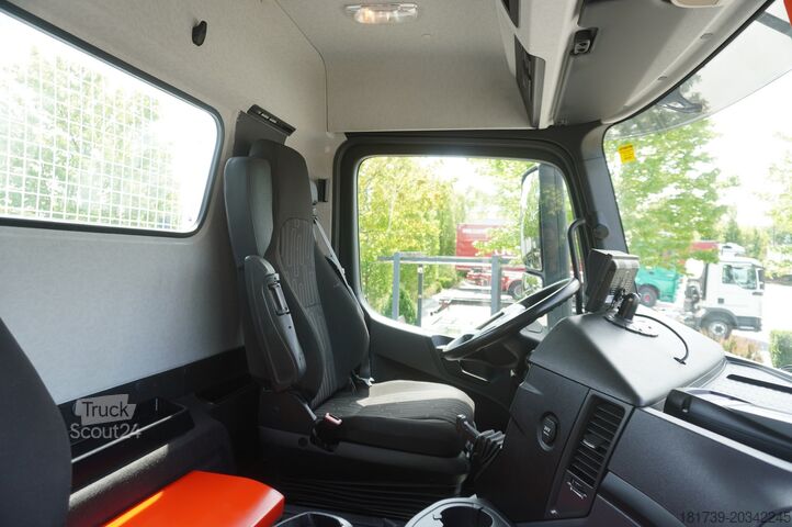 Platus kraštas su HDS Mercedes-Benz Arocs 2633 flatbed truck / Crane FASSI