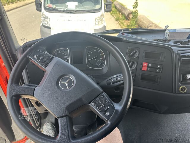 Transportador con volquete de tres lados Mercedes-Benz Atego 818