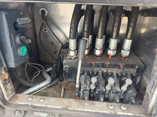 Nízkoložný návěs  Tiefbett Stufensattel mit Auffahrrampe 25T