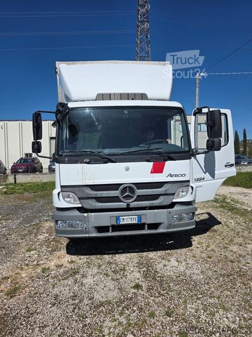 Camión con plataforma elevadora hidráulica y lona Mercedes-Benz Atego 1224