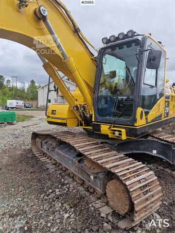 Crawler excavator Komatsu PC210LC crawler excavator with 2 buckets and tiltr