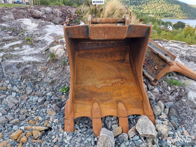 Crawler excavator Komatsu PC210LC crawler excavator with 2 buckets and tiltr