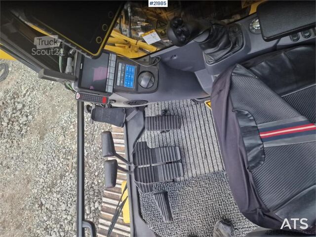 Crawler excavator Komatsu PC210LC crawler excavator with 2 buckets and tiltr