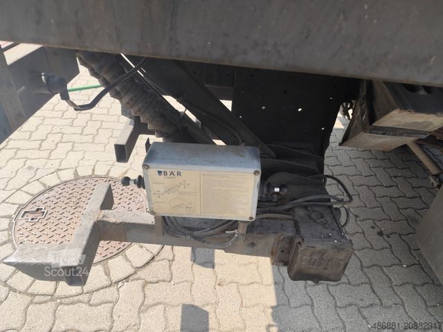 Tenteli düz yataklı kamyon IVECO 180E30 Eurocargo