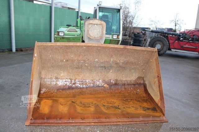 Teleskopický manipulátor SENNEBOGEN 305 - Kabine hochfahrbar - Nr.: 449