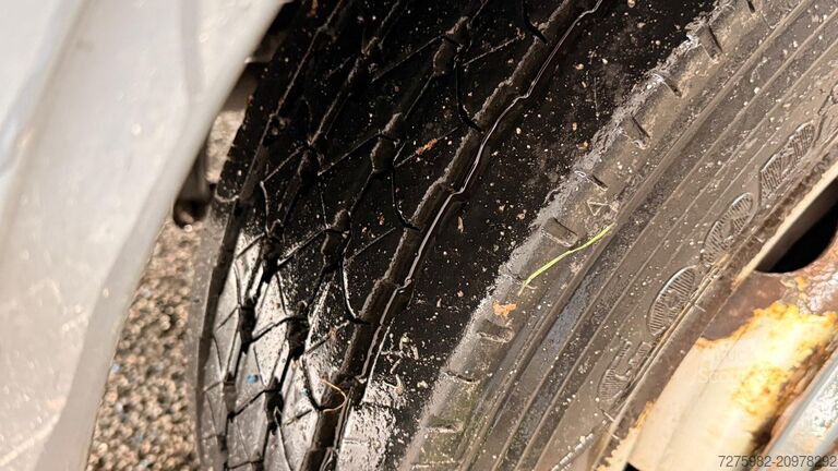 Kuorma-autoon asennettu työskentelyalusta Mercedes-Benz Atego 818