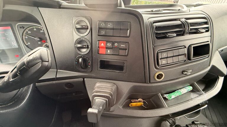 Kuorma-autoon asennettu työskentelyalusta Mercedes-Benz Atego 818