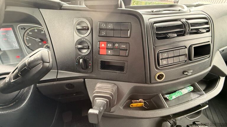 Kuorma-autoon asennettu työskentelyalusta Mercedes-Benz Atego 818