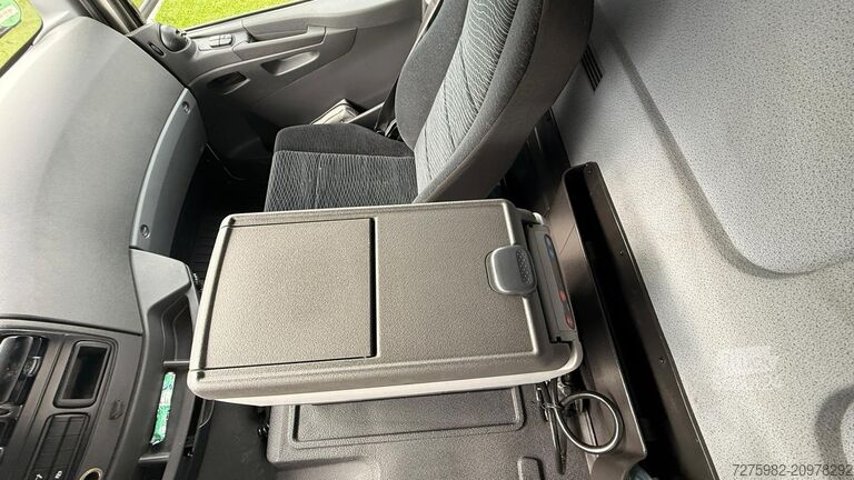 Kuorma-autoon asennettu työskentelyalusta Mercedes-Benz Atego 818