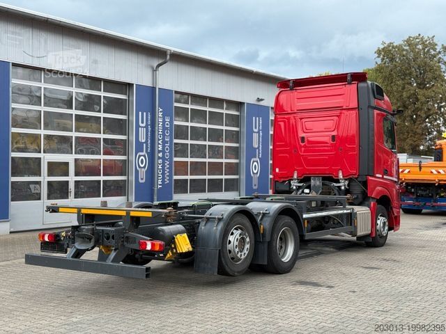 Вантажівка зі змінною надбудовою MERCEDES-BENZ ACTROS 2543 6x2 Wechselaufbau BDF AHK 2 Betten