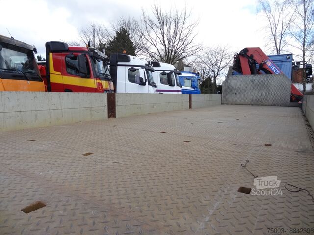 LKW mit Pritsche (offen) Mercedes-Benz Actros 2533 6X2 HMF 1820 Langmaterial
